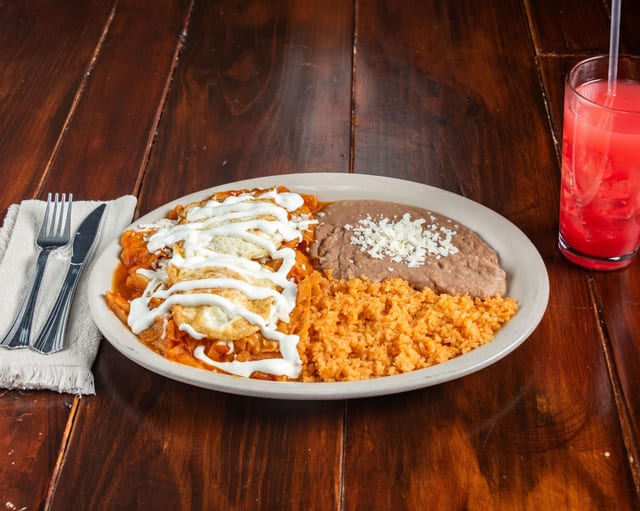 Chilaquiles con 2 huevos, queso, crema.