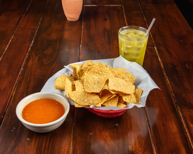 8 Ounces Salsa Red.